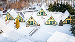 Blick auf unsere Finnhütten im Schnee