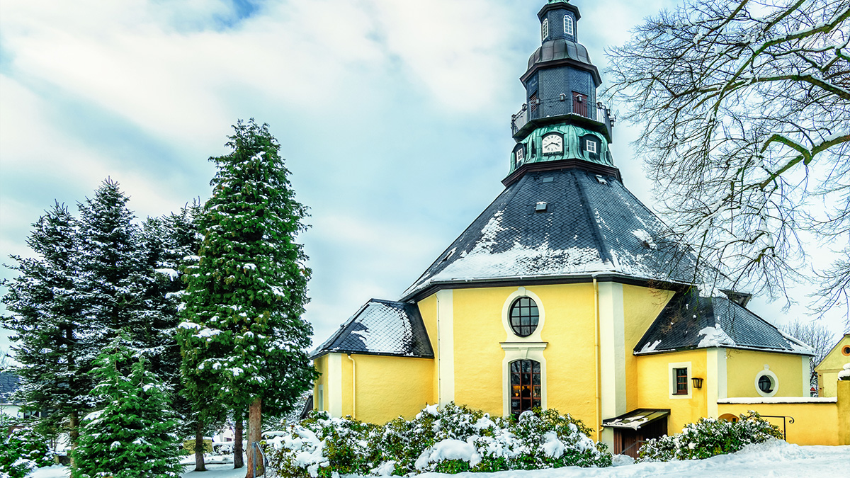 Die bekannte Seiffener Kirche im Winter