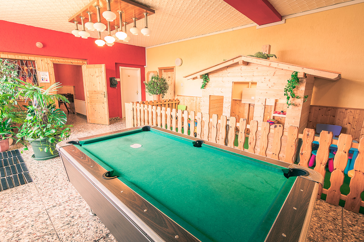 Billard, Kicker & Kleinkind-Spielbereich