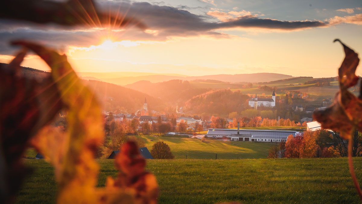 Blick vom Goldhübel auf Neuhausen im Herbst
