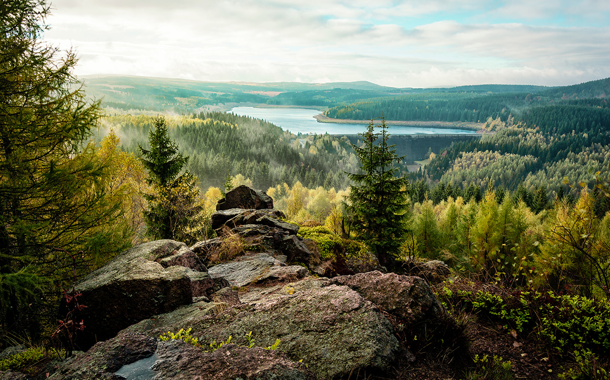 Blick vom Pukla Skala auf die Talsperre Flaje