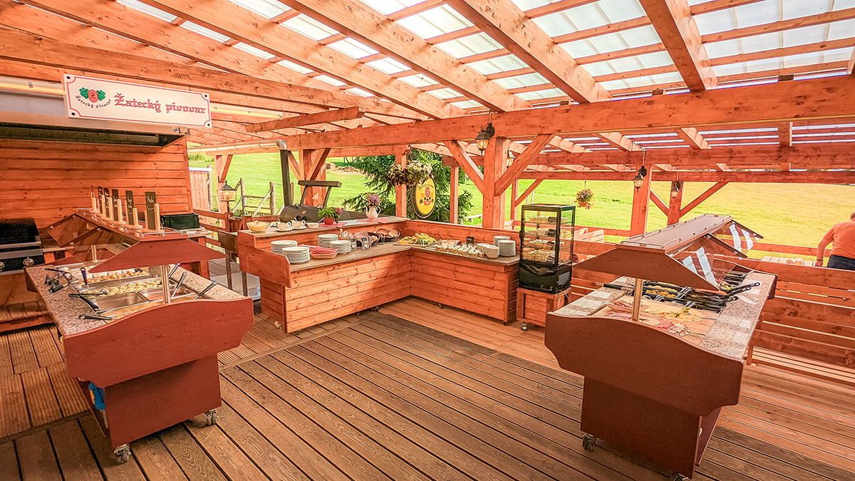 Unser Abendbuffet auf der Terrasse im Sommer