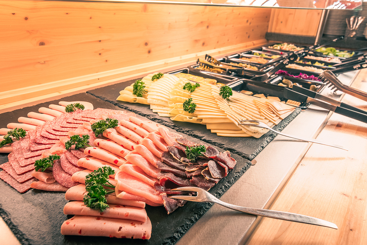 Verschiedene Erzgebirgische Wurstspezialitäten und Käse