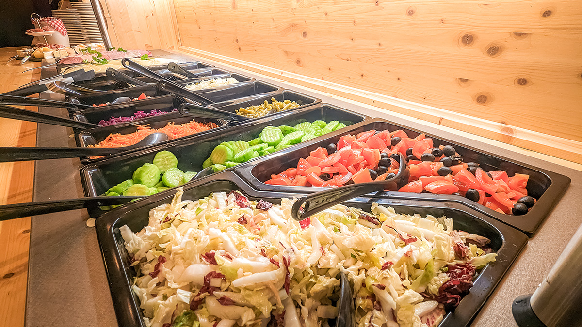 Hausgemachte frische Gartensalate am Buffet