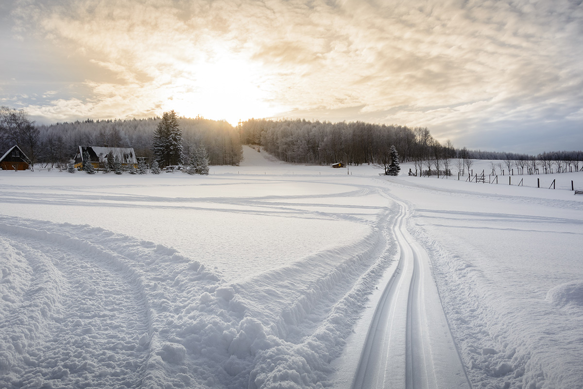 Bei guten Schneebedingungen spuren wir direkt am Hotel für Sie